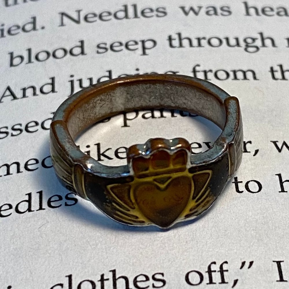 Color changing Traditional Claddagh ring - Picture 2 of 2